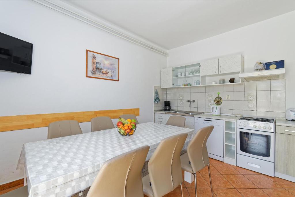 Kuchyňa alebo kuchynka v ubytovaní Apartment Feruccio by Rent Istria