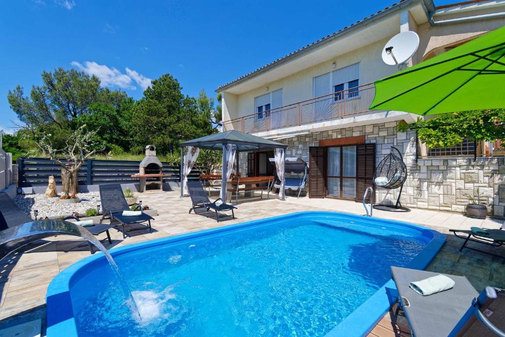 Bazén v ubytovaní Apartment Feruccio by Rent Istria alebo v jeho blízkosti