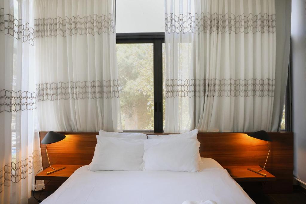 Postel nebo postele na pokoji v ubytování Domus Carmel Hotel