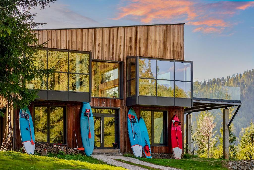 Phong cảnh thiên nhiên gần nhà gỗ