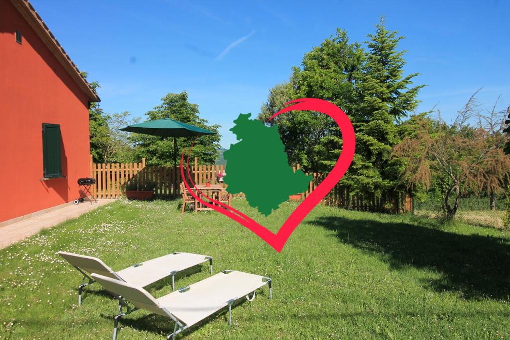 ValfabbricaにあるCasa Clorofilla - Umbria, Private Gardenのピクニックテーブルとテーブルと椅子のある裏庭