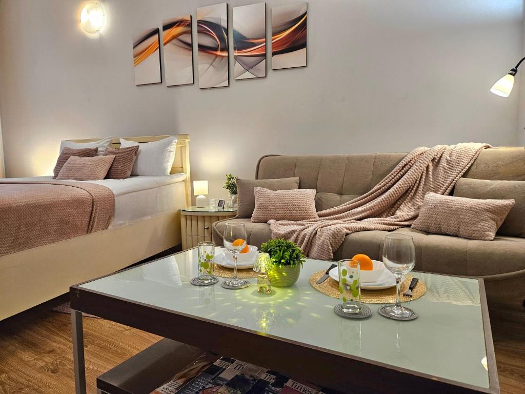 Romantic Studio APT-Great Location- City center-FREE Parking-Self Check-in- till Old town 20 min - Appartement Met één Slaapkamer