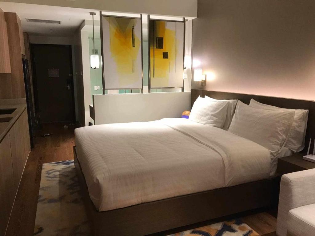 Postel nebo postele na pokoji v ubytování Novotel Residence Hotel Manila by Jolly Luxe Suites at Acqua