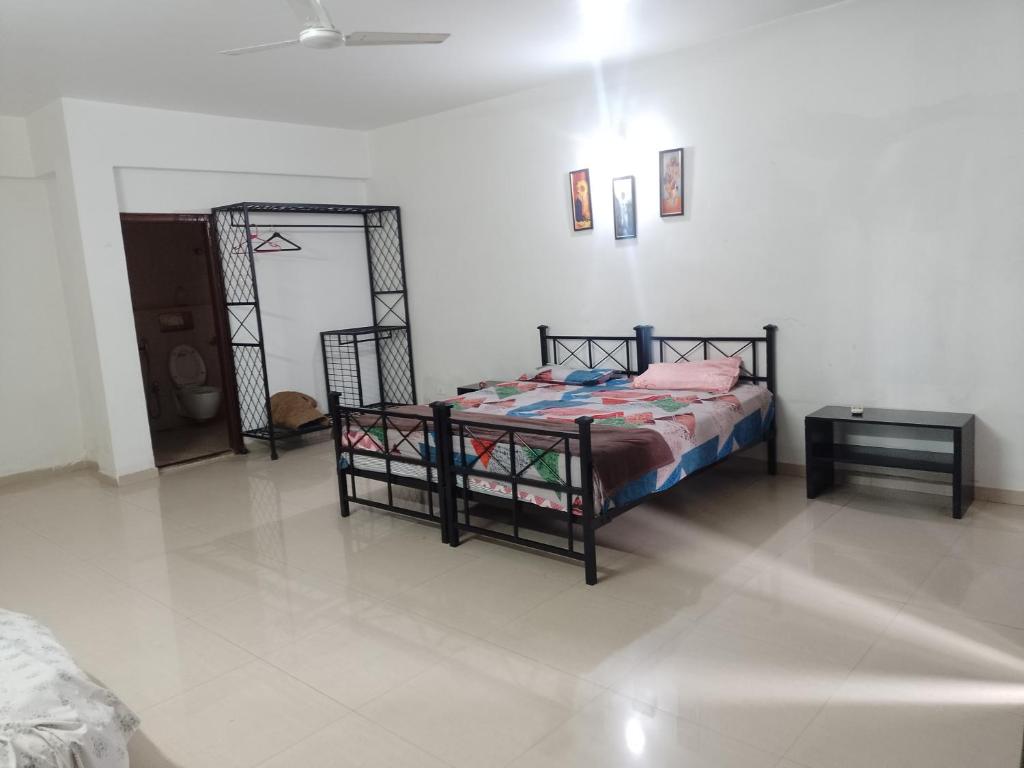Un dormitorio con una cama, una mesa y un espejo. en Raj 3bhk Villa Calangute, en Calangute