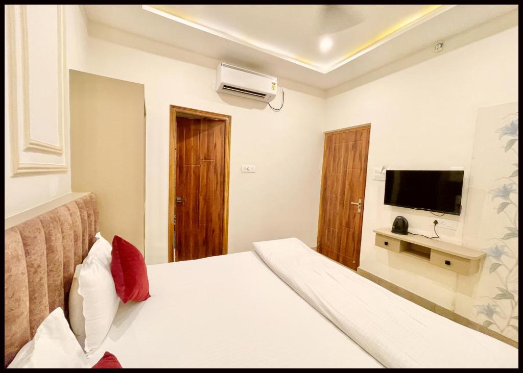 TV a/nebo společenská místnost v ubytování HOTEL SHREE ! MADHAV STAY PALACE Near Kashi Vishwanath Temple - Fully Air Conditioning - BEST HOTEL IN VARANASI