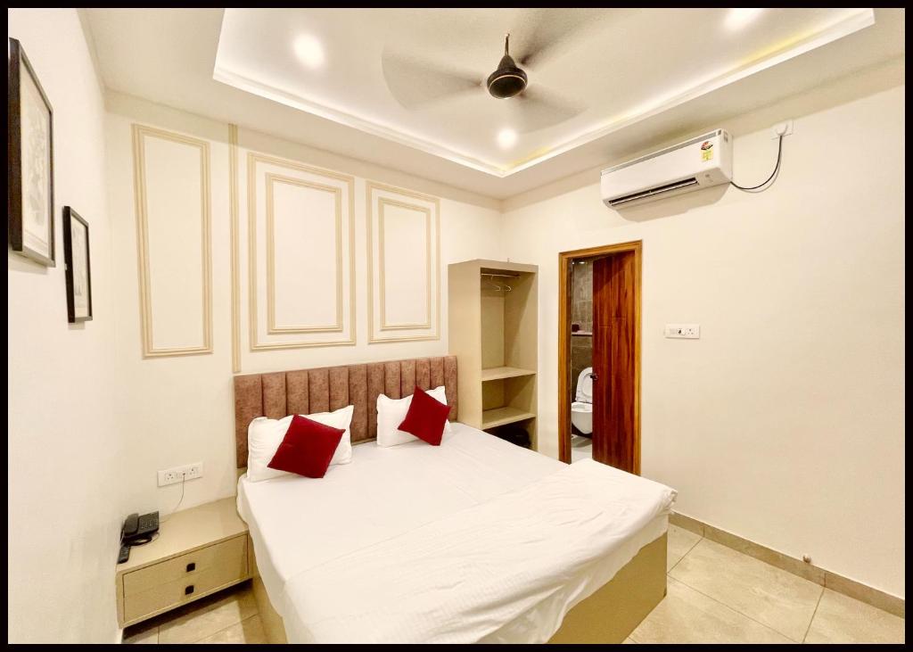 Postel nebo postele na pokoji v ubytování HOTEL SHREE ! MADHAV STAY PALACE Near Kashi Vishwanath Temple - Fully Air Conditioning - BEST HOTEL IN VARANASI