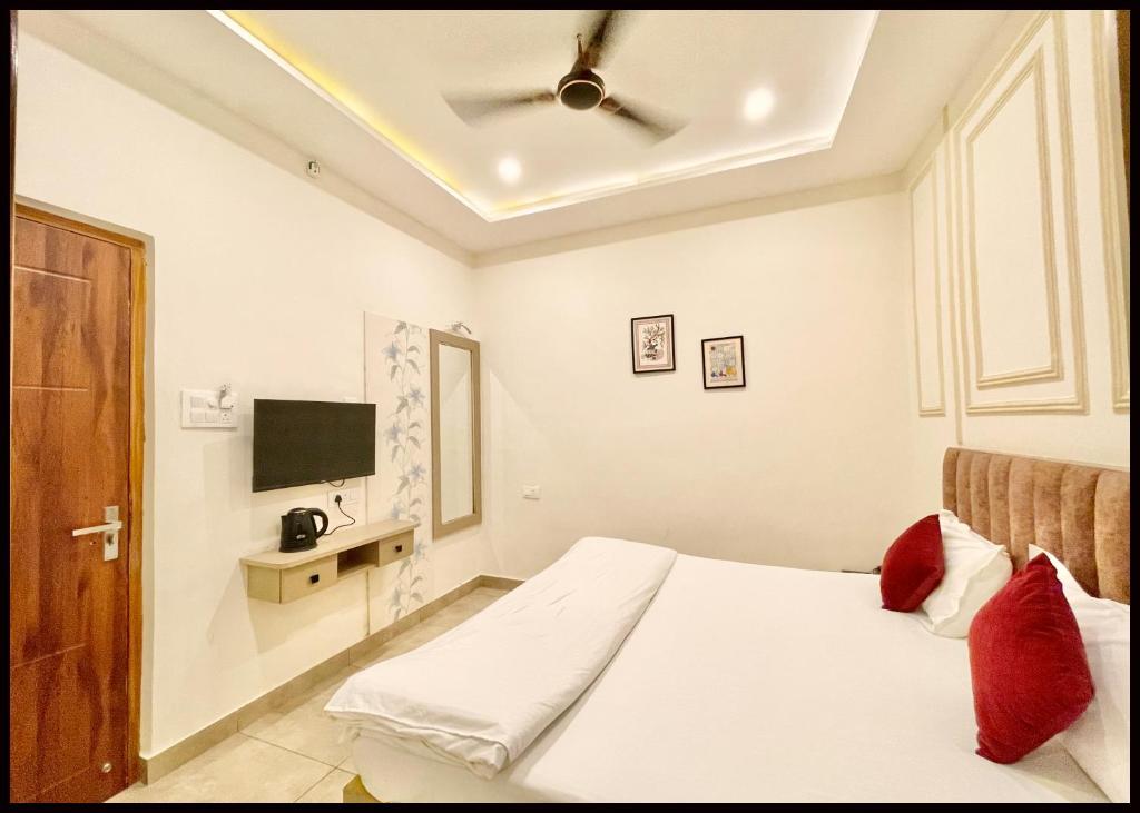 Postel nebo postele na pokoji v ubytování HOTEL SHREE ! MADHAV STAY PALACE Near Kashi Vishwanath Temple - Fully Air Conditioning - BEST HOTEL IN VARANASI