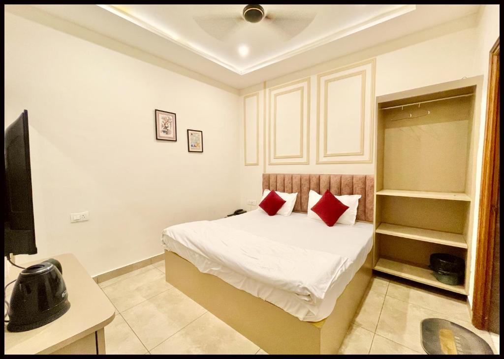 Postel nebo postele na pokoji v ubytování HOTEL SHREE ! MADHAV STAY PALACE Near Kashi Vishwanath Temple - Fully Air Conditioning - BEST HOTEL IN VARANASI