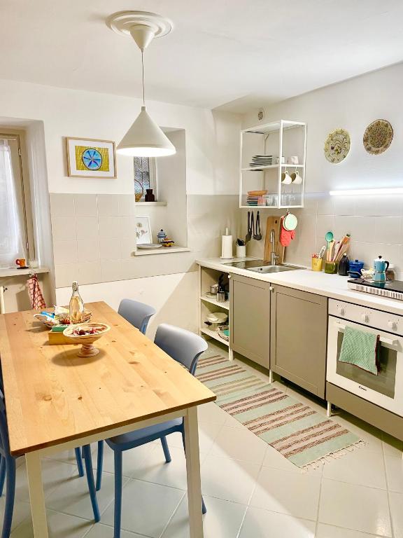 Kuchyň nebo kuchyňský kout v ubytování Casa Curiè 17 in borgo storico