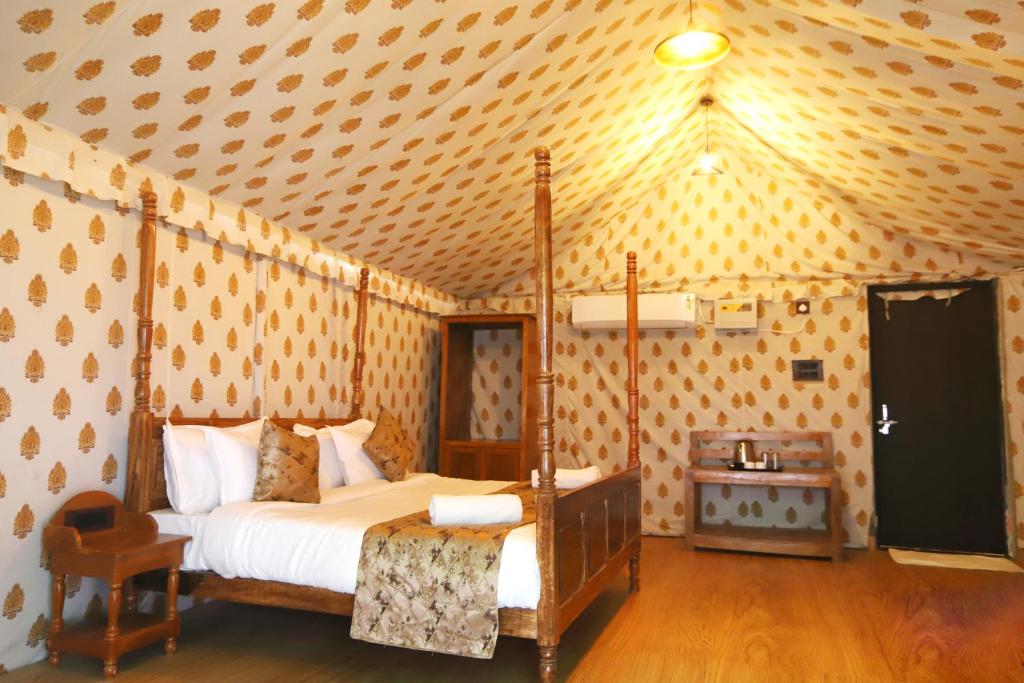 Postel nebo postele na pokoji v ubytování Siya Resort - Ram Janmabhoomi Ayodhya
