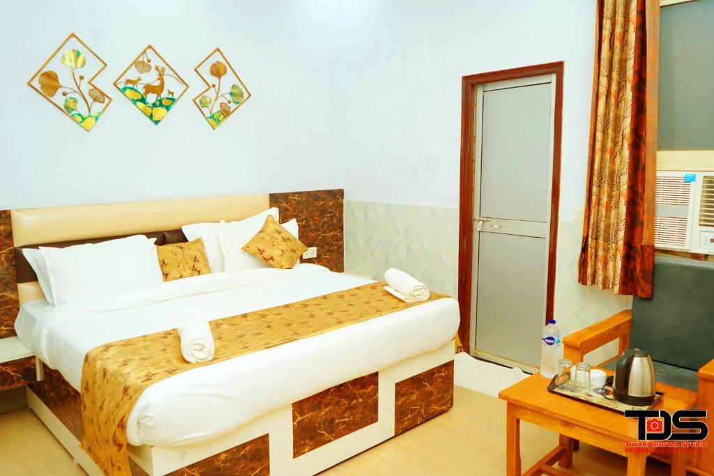 Postel nebo postele na pokoji v ubytování Siya Resort - Ram Janmabhoomi Ayodhya