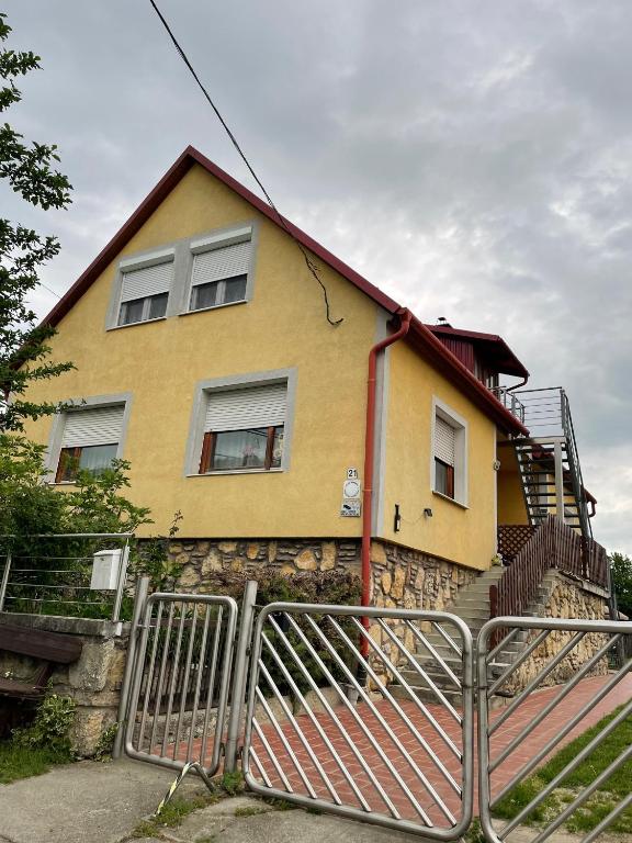 Budova, v ktorej sa apartmán nachádza