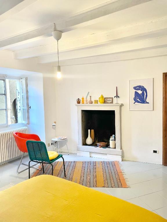 Posezení v ubytování Casa Curiè 17 in borgo storico