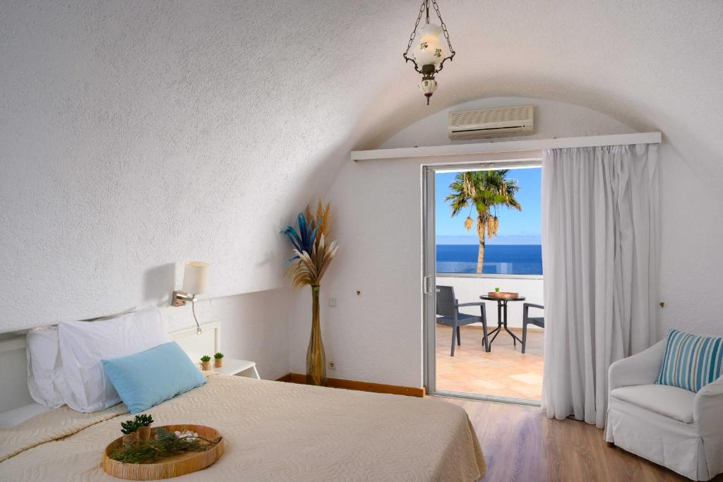 Кровать или кровати в номере Istron Bay Hotel