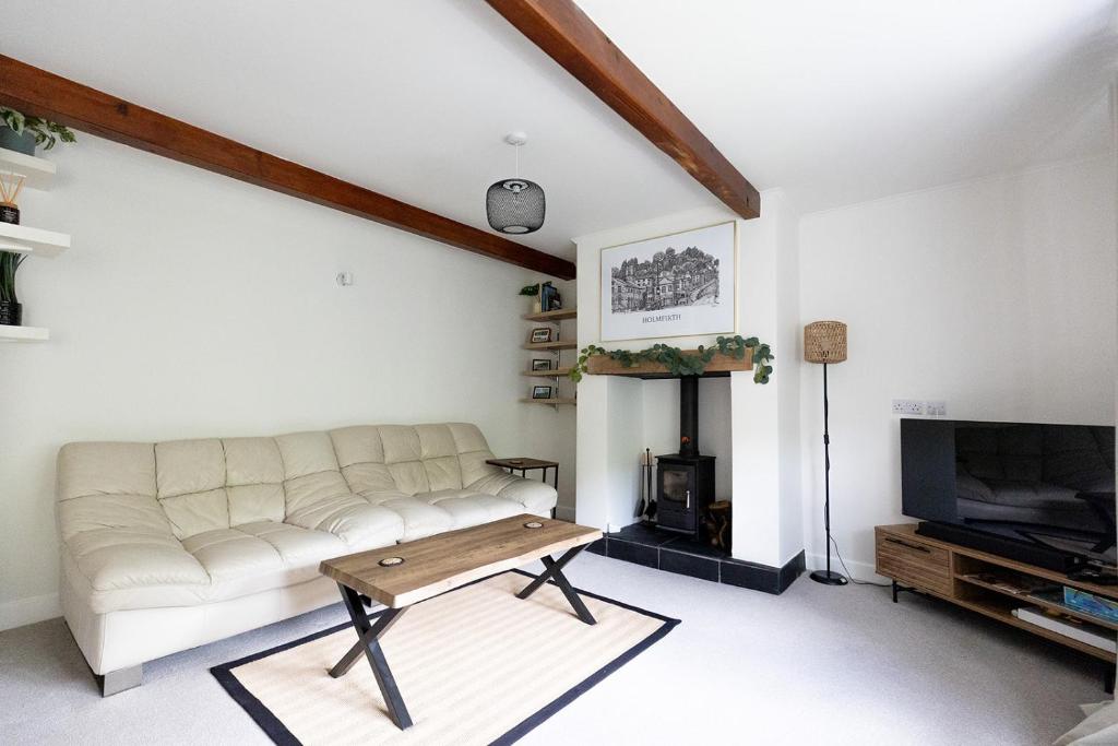 TV a/nebo společenská místnost v ubytování OLD WEAVERS COTTAGE - Charming Historic Weavers Cottage in Holmfirth, West Yorkshire