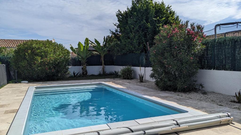 une piscine dans une cour clôturée dans l'établissement Villa climatisée avec piscine, à Ancône