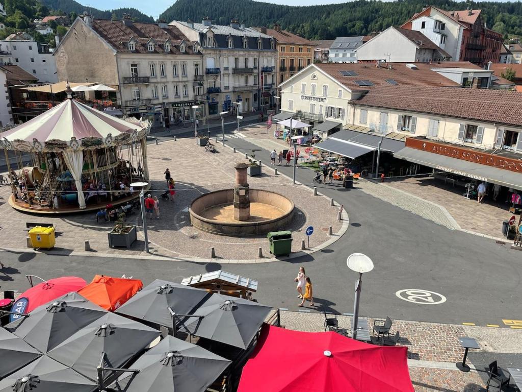 une vieille ville avec un chapiteau de cirque et une rue dans l'établissement Le Petit Carrousel, à Gérardmer