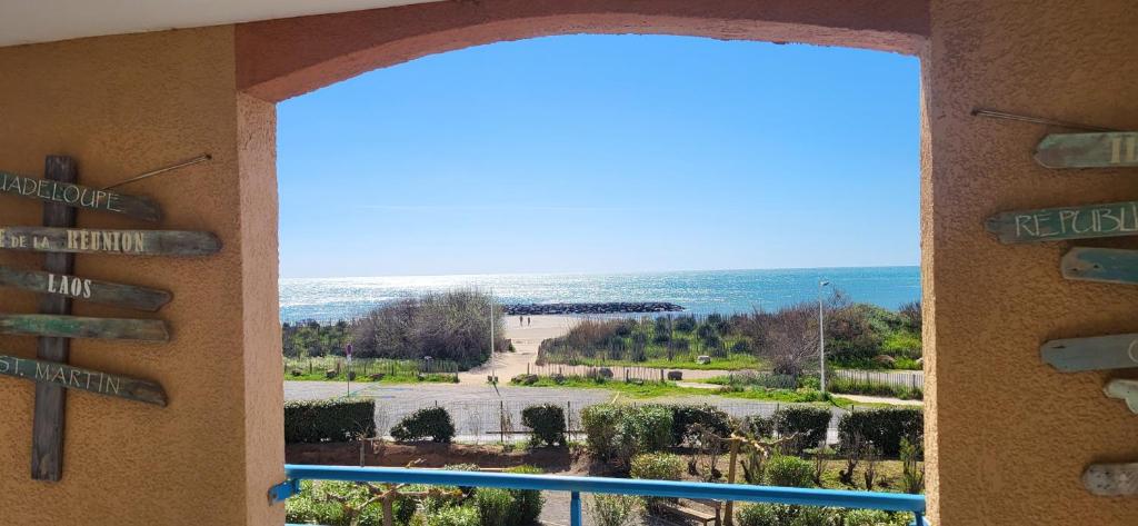 - une vue sur l'océan depuis la fenêtre d'un bâtiment dans l'établissement Appartement front de mer et terrasse, à Vias