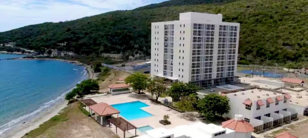 Φωτογραφία από το άλμπουμ του Bayfront Luxury beachfront escape with Pool in Portmore Book Now σε Portmore