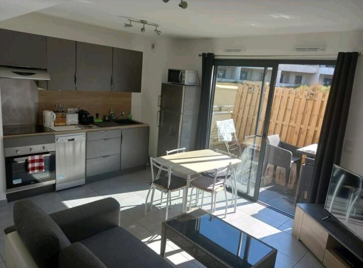 - une cuisine avec un canapé et une table dans une chambre dans l'établissement porticcio, à Porticcio