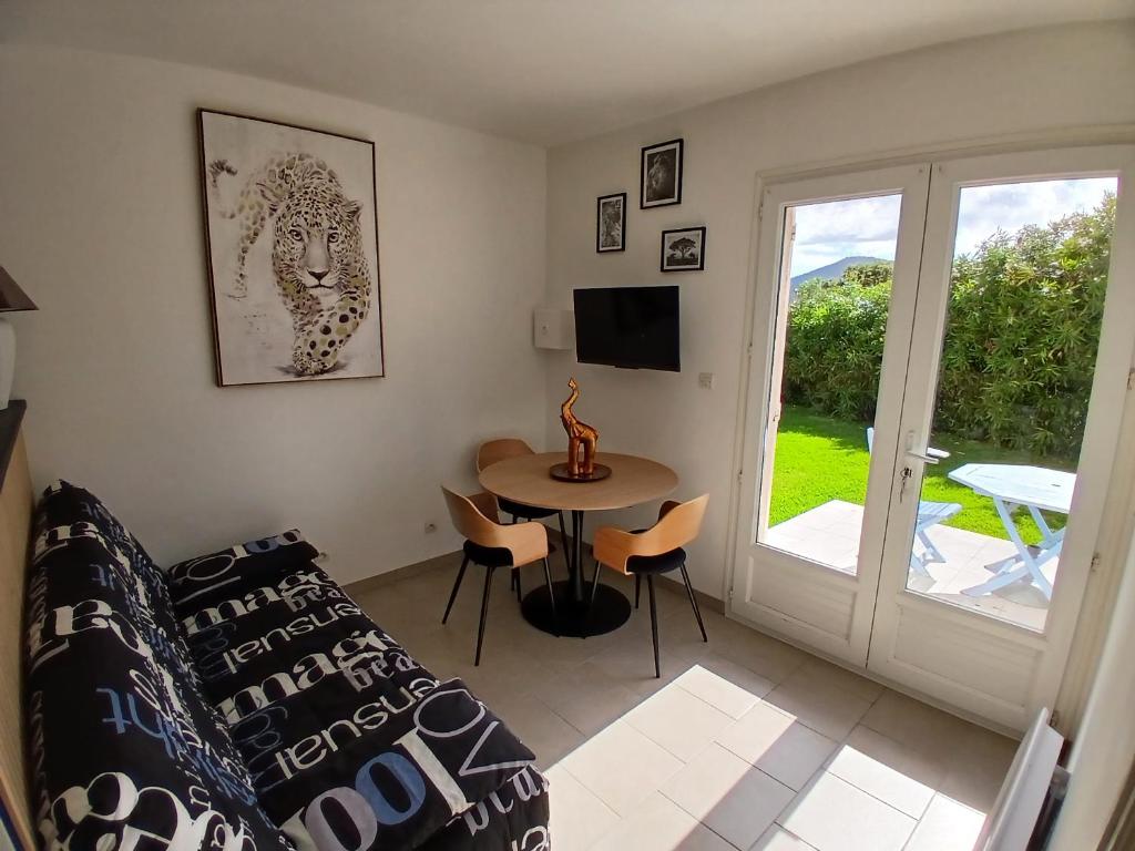 TV a/nebo společenská místnost v ubytování Gîtes Sassone, vue panoramique sur Ajaccio et la mer