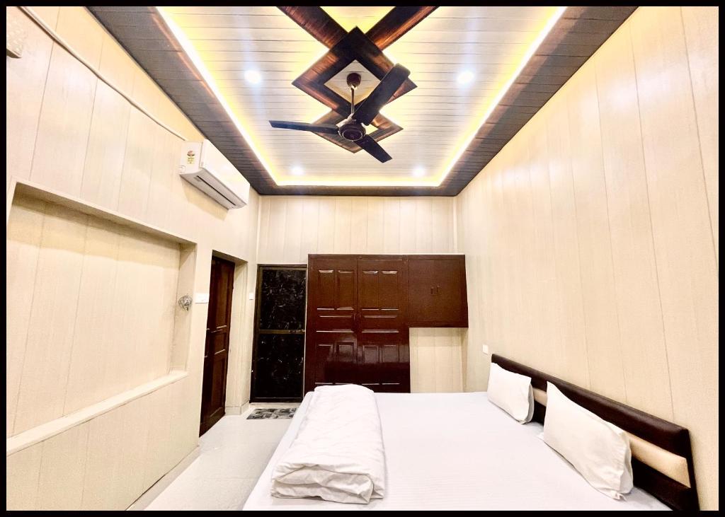 Postel nebo postele na pokoji v ubytování HOTEL DEV VILLA STAY Near Kashi Vishwanath Temple - Fully Air Conditioned Premium Rooms - Lift and Free Wifi Facilities - BEST HOTEL IN VARANASI