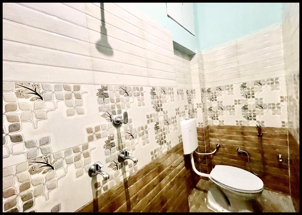 Koupelna v ubytování HOTEL DEV VILLA STAY Near Kashi Vishwanath Temple - Fully Air Conditioned Premium Rooms - Lift and Free Wifi Facilities - BEST HOTEL IN VARANASI