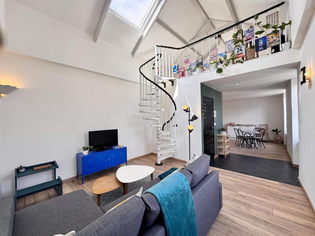 un salon avec un canapé et un escalier dans l'établissement L'Atelier - Centre - Vieux Mans - 4 pers, au Mans