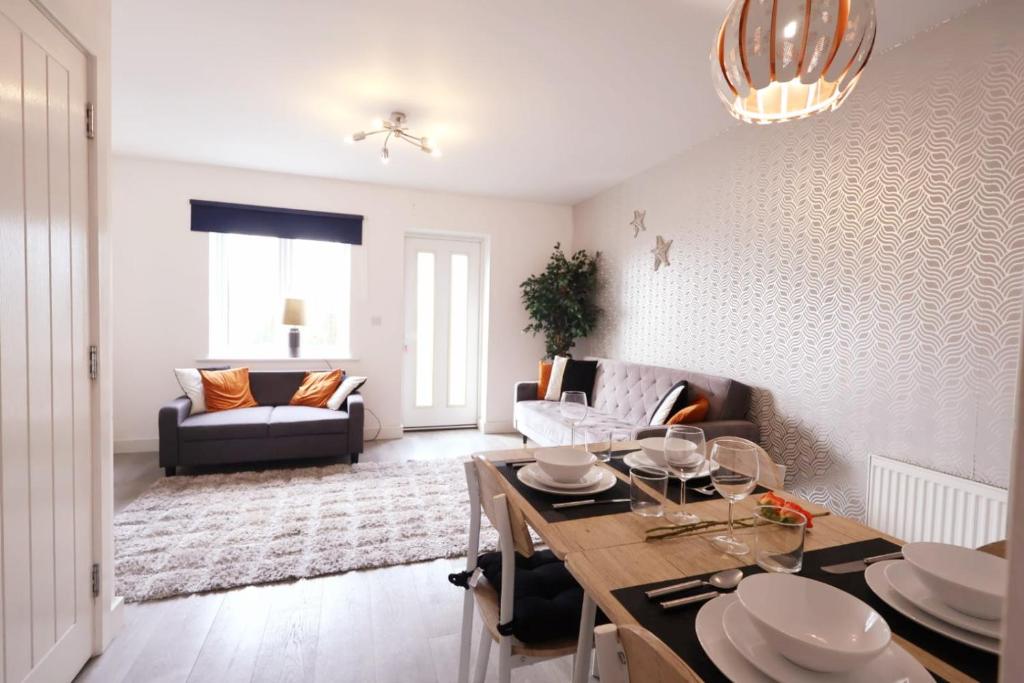 un salon avec une table et un canapé dans l'établissement 3 BR - 3 Baths - Solihull - NEC - HS2 - Long Stays, à Olton