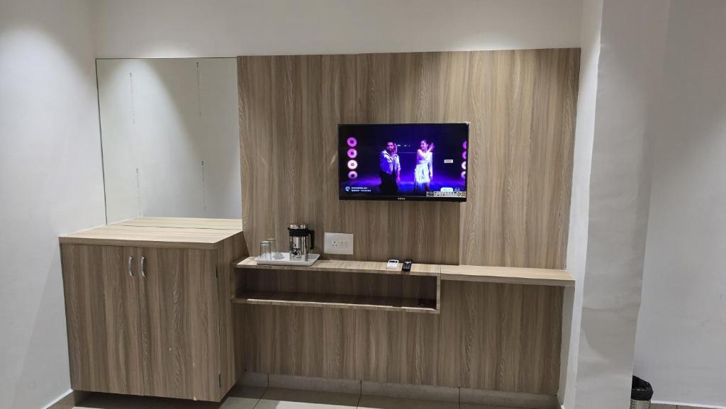 TV a/nebo společenská místnost v ubytování Gokul Guest House