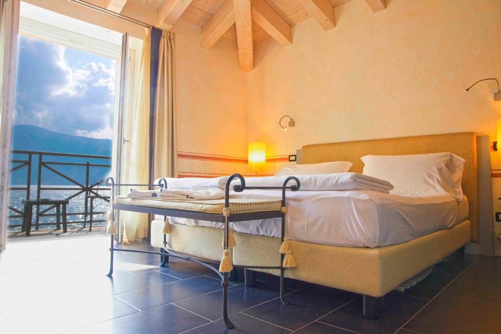 Postel nebo postele na pokoji v ubytování Hotel Bogliaco