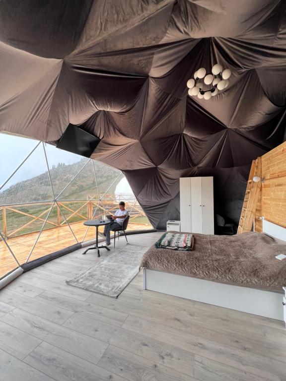 Nespecifikovaný výhled na hory nebo výhled na hory při pohledu z luxury tent