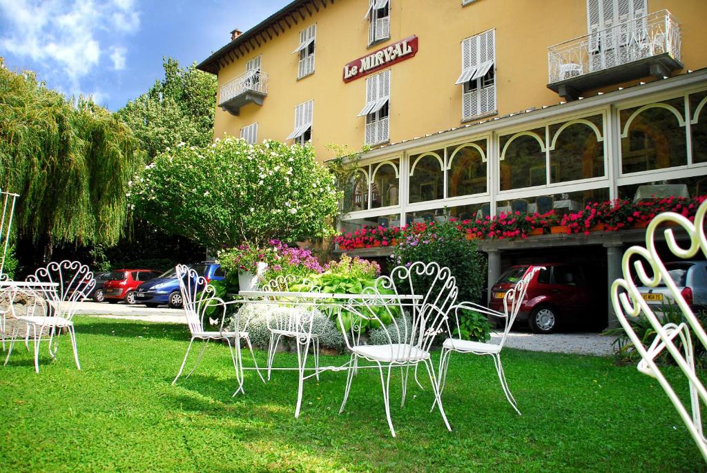 a table and chairs in front of a hotel at Le Mirval in La Brigue