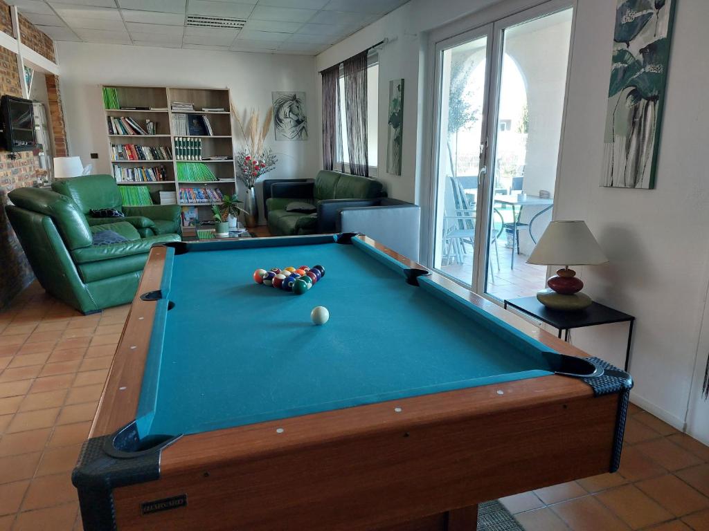 Biliár nebo kulečník v ubytování Brit Hotel Bosquet Carcassonne Cité