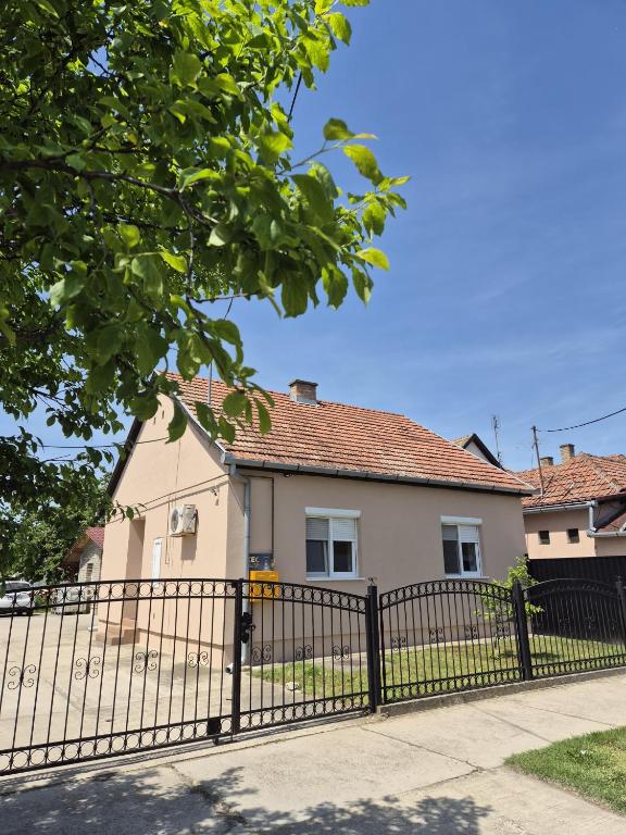 Budova, kde se prázdninový dům nachází