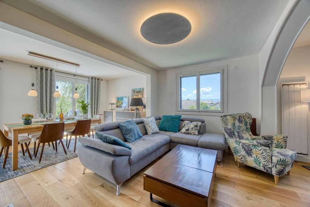 un salon avec un canapé et une table dans l'établissement Villa de charme proche du lac, à Sciez