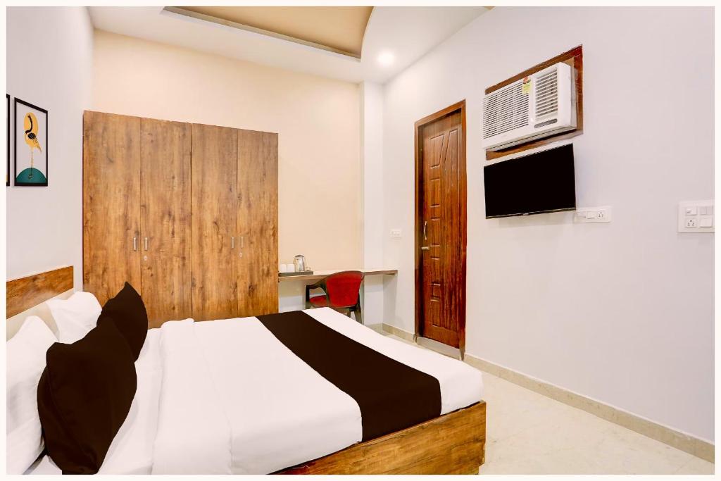 Postel nebo postele na pokoji v ubytování HOTEL R&R Near Sea Beach - Jagannath Temple - fully Air Conditioned hotel at Prime Location - Near Sea Beach and Temple - Hygiene & Spacious Room - with wifi- restaurant- LIFT- and- Parking- Luxuary Hotel