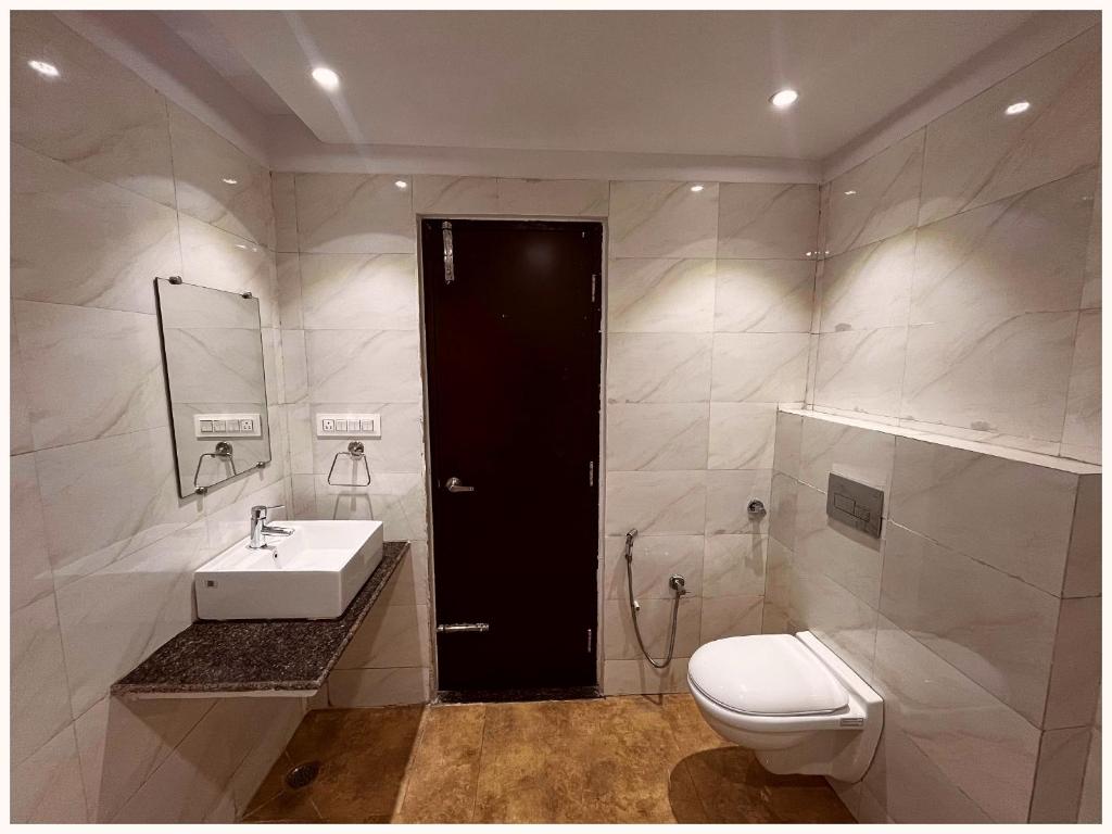 Koupelna v ubytování HOTEL R&R Near Sea Beach - Jagannath Temple - fully Air Conditioned hotel at Prime Location - Near Sea Beach and Temple - Hygiene & Spacious Room - with wifi- restaurant- LIFT- and- Parking- Luxuary Hotel