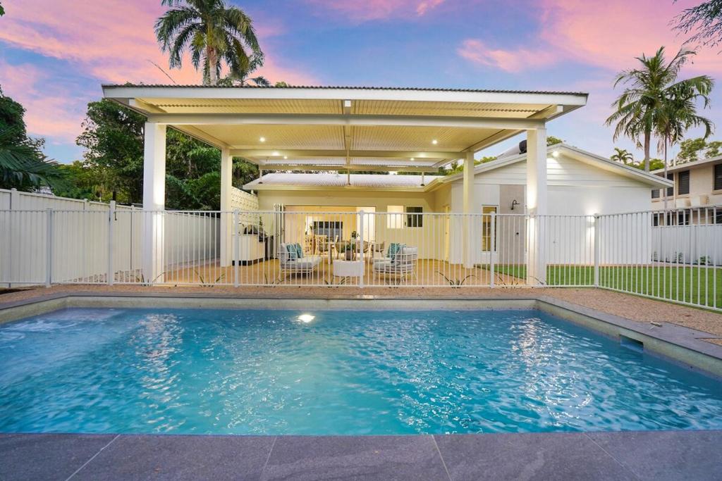 Πισίνα στο ή κοντά στο The Bougainvilia House Nightcliff