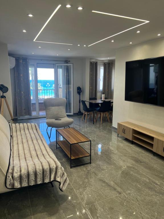 Μια τηλεόραση ή/και κέντρο ψυχαγωγίας στο Appartement Luxe & design Vue mer sur la Promenade des Anglais