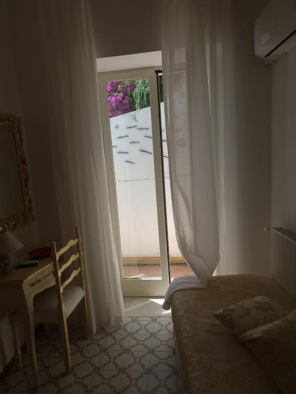 A bed or beds in a room at Hotel La Perla
