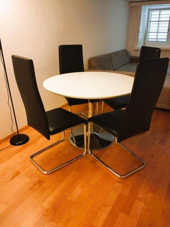New Cozy 2 room Apartment in Zurich Old Town Center RENN - Self Checkin - Resim 4