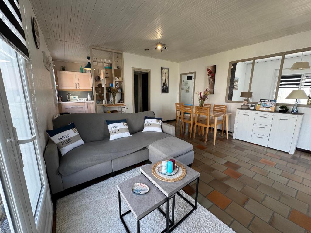 un salon avec un canapé et une table dans l'établissement Maison Spacieuse tout près de La Mer, à La Tranche-sur-Mer