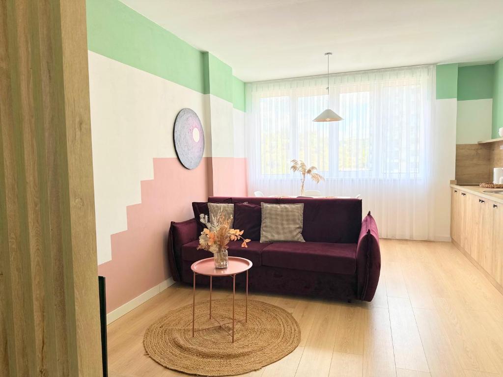 Una cocina o cocineta en NEW - Colorful by the sea