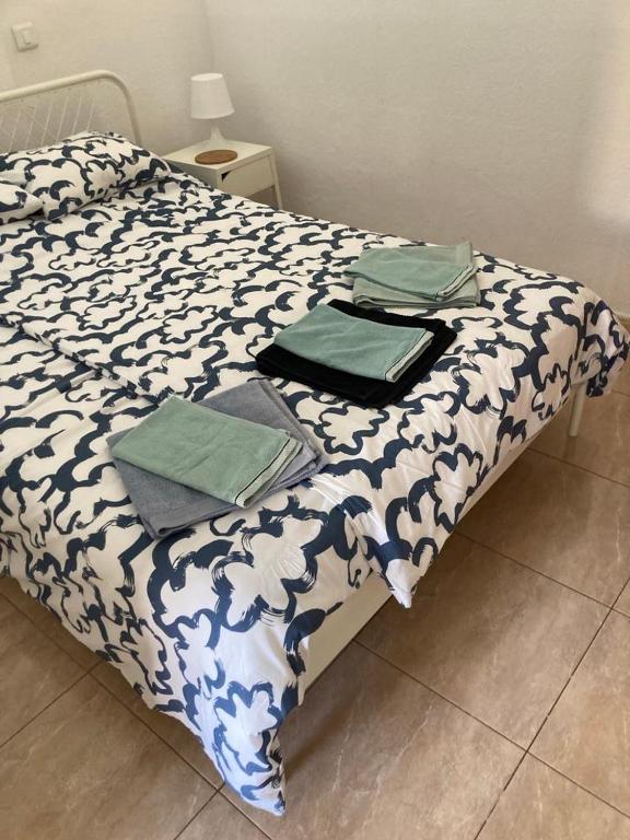 Postel nebo postele na pokoji v ubytování Yumbo Beach Apartment Perfect location free fast WIFI
