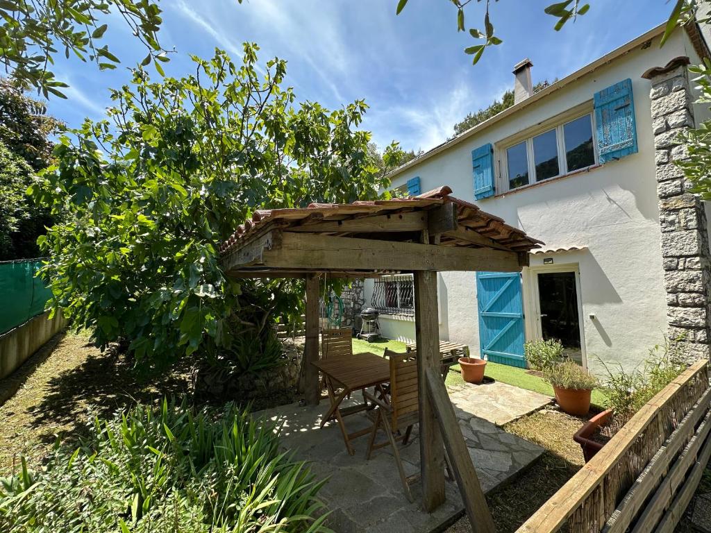 une pergola en bois dans l'arrière-cour d'une maison dans l'établissement BREATHE Guest-house, à Nice