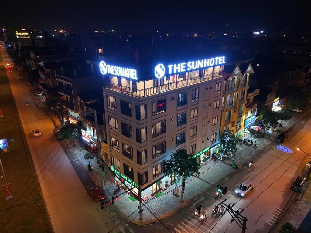 Un edificio con un cartel encima por la noche. en The Sun Hotel - Ninh Bình, en Kỳ Vĩ