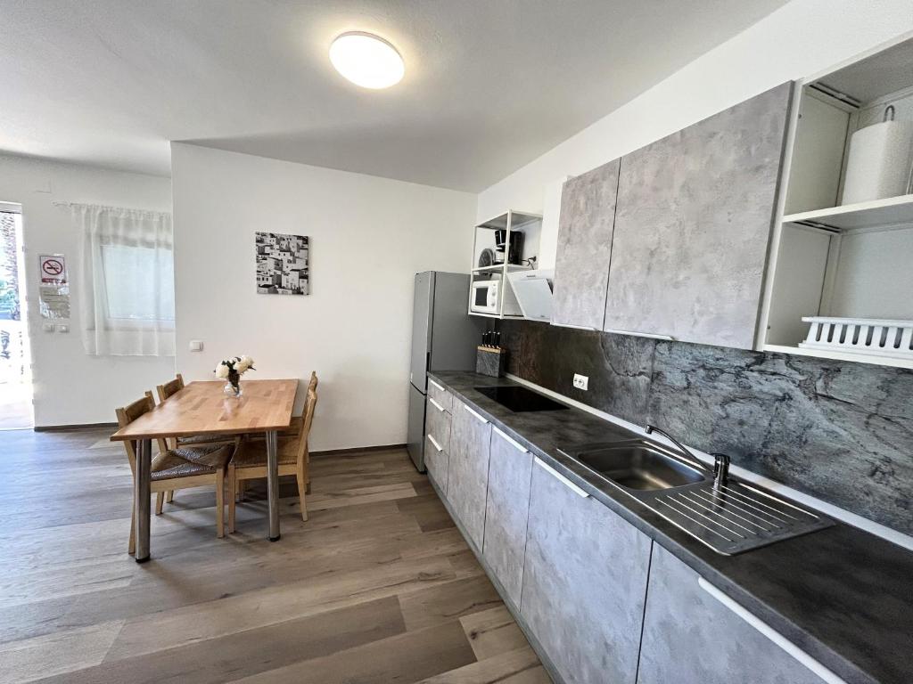 Kuchnia lub aneks kuchenny w obiekcie Apartment House Virić