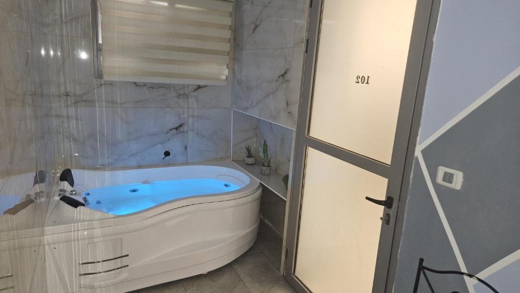 Koupelna v ubytování Lago Suites Hotel