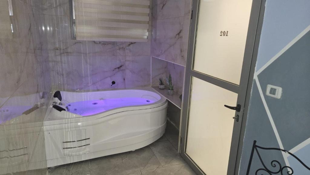 Koupelna v ubytování Lago Suites Hotel